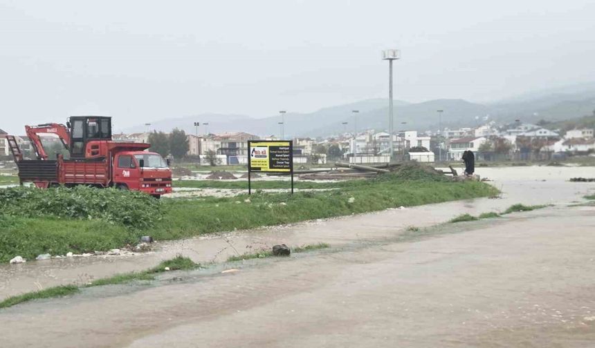 Dikili ve Foça'da Su Tahliye Çalışmaları Devam Ediyor