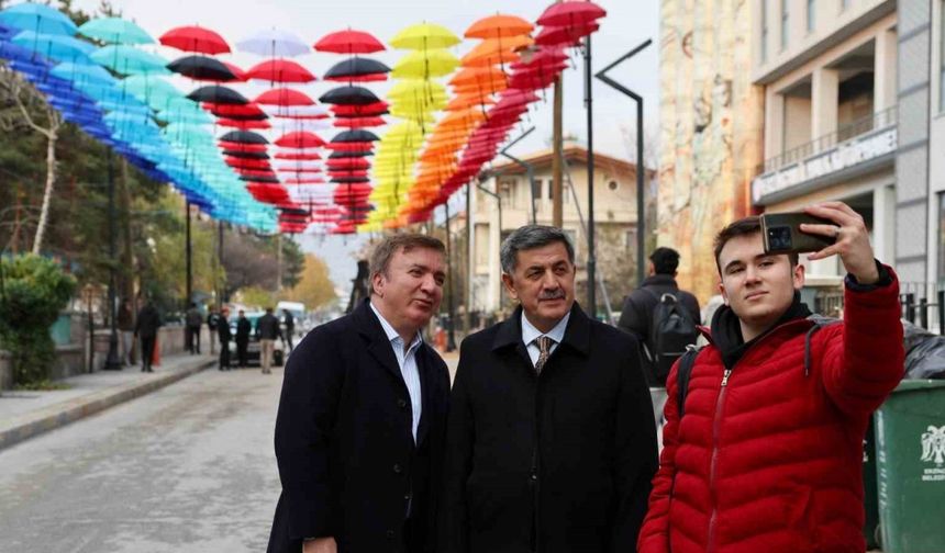 Kütüphane Sokağı Rengârenk Şemsiyelerle Donatıldı