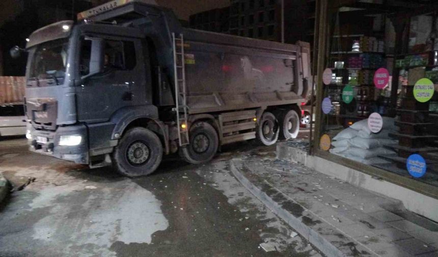 Kamyon Lastiği Patladı, Camları İndirdi