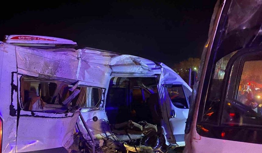 İzmir Kemalpaşa’da İşçi Servisleri Çarpıştı: 15 Yaralı