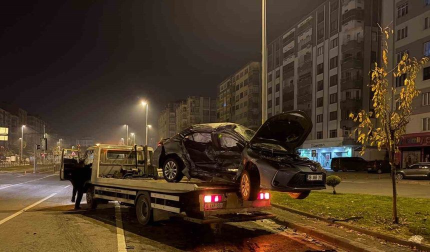 İki Otomobil Çarpıştı: 1'i Ağır, 3 Kişi Yaralandı