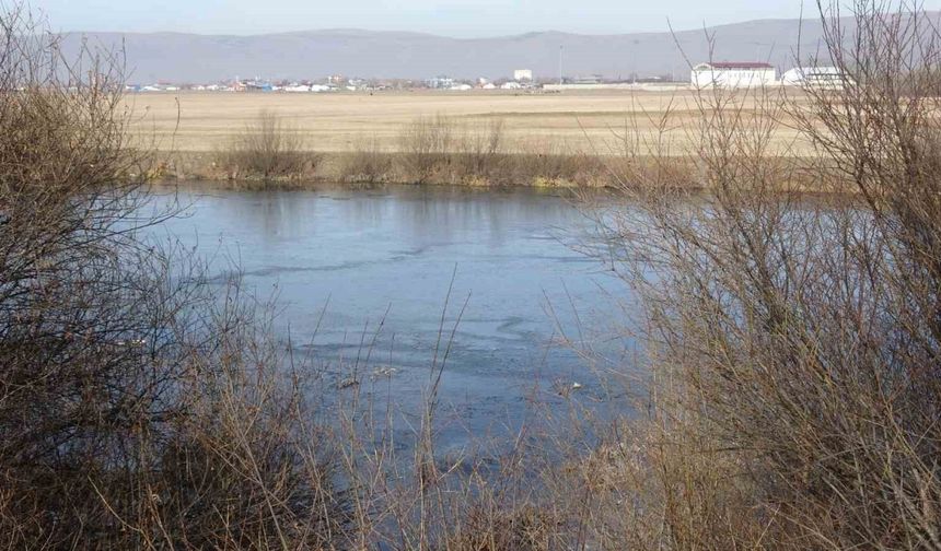Ardahan’da Kura Nehri’nin yüzeyi dondu
