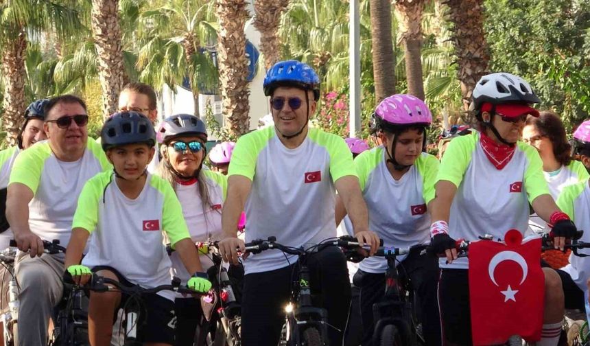 Mersin’de bisiklet tutkunları pedal çevirdi