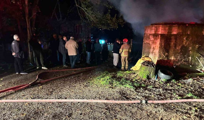 Meteoroloji Uyardı, Garaja Yıldırım Düştü!
