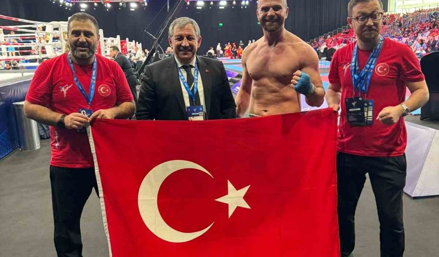 Abu Dhabi'de Ay-Yıldızlı Bayrak Göndere Çekildi