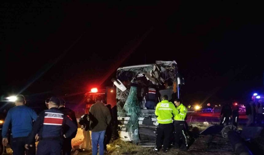 Minibüs ve Otobüs Çarpıştı: 10 Yaralı