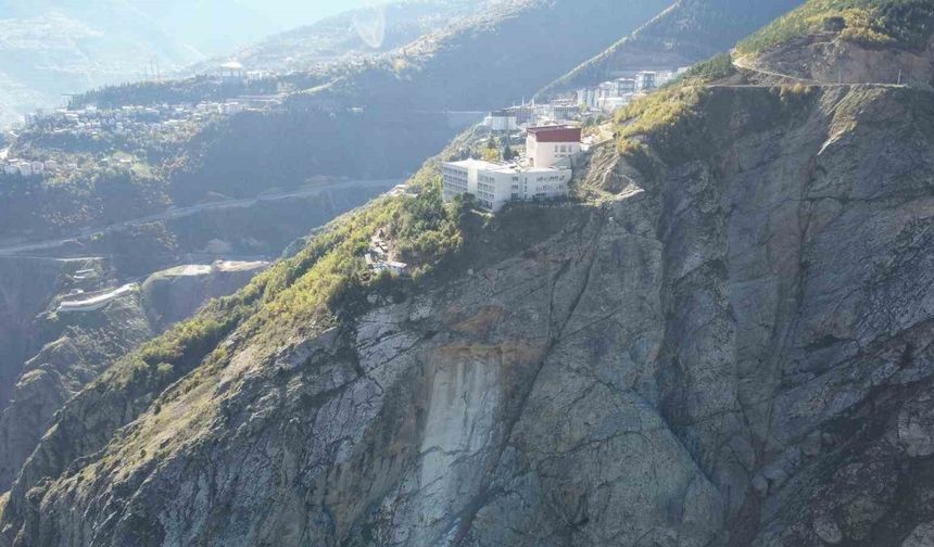 Okulun Altından Kopan Dev Kaya Çoruh Nehri'ne Düştü