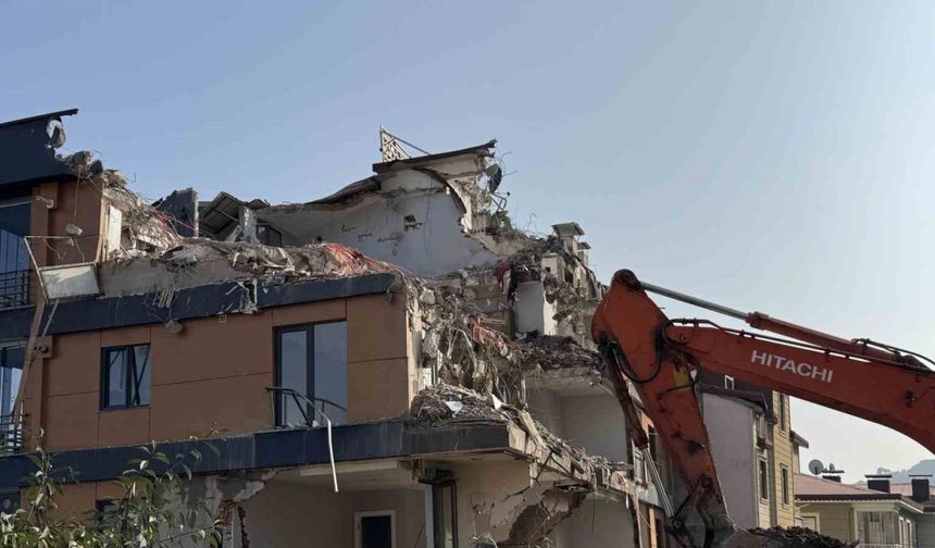 Ordu’da zemini kayan ve çatlaklar oluşan bina yıkılıyor