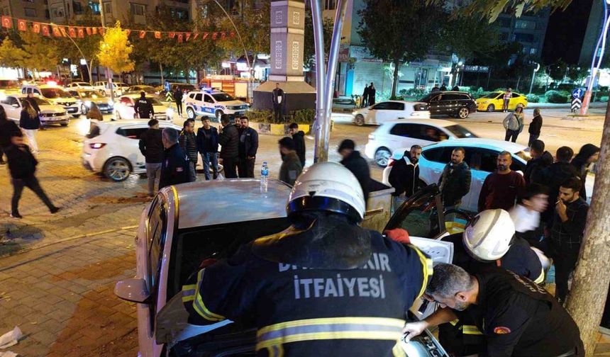 Otomobil, iş yeri merdivenine çarptı: 4 yaralı