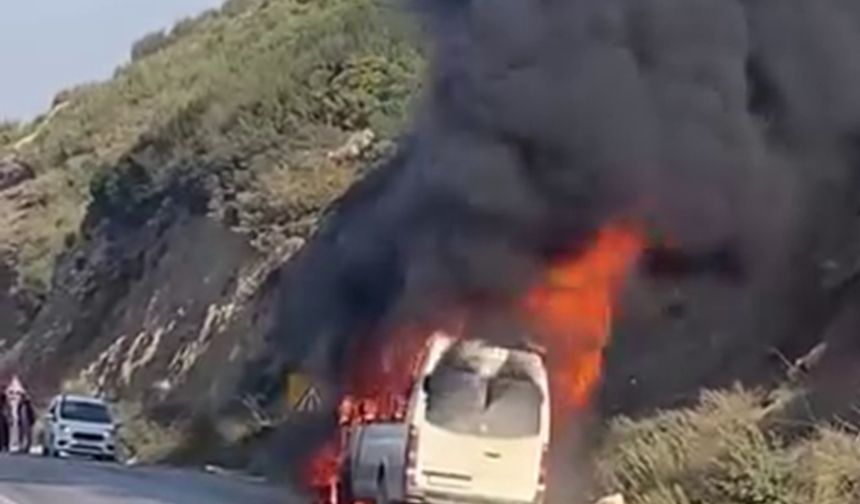 Seyir Halindeki Minibüs Alevlere Teslim Oldu