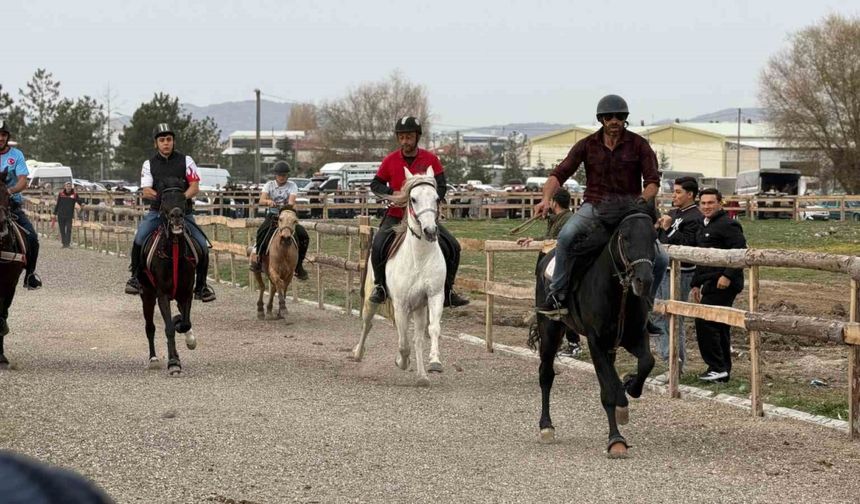 Tavşanlı’da İlk Rahvan At Yarışları Coşkusu