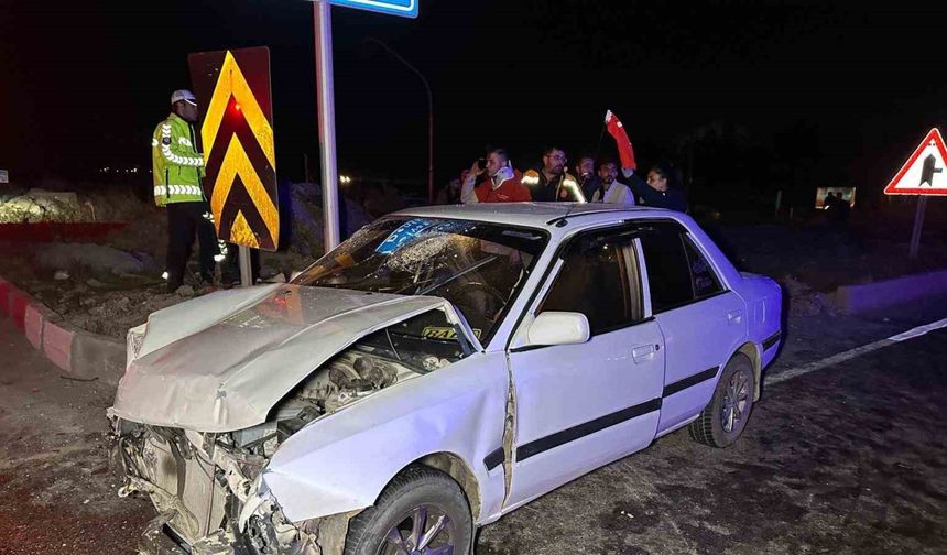 Köprülü Kavşakta İki Otomobil Çarpıştı