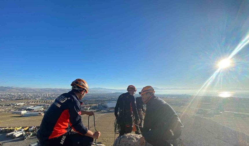 Van’da kayalıklarda mahsur kalan şahıs kurtarıldı