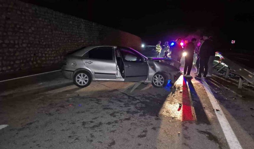 Otomobil Bariyerlere Çarptı: 4 Kişi Yaralandı