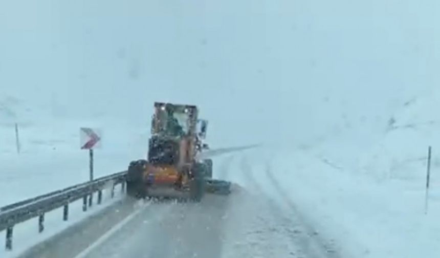 Karayolları ekipleri, karla mücadele çalışması yaptı