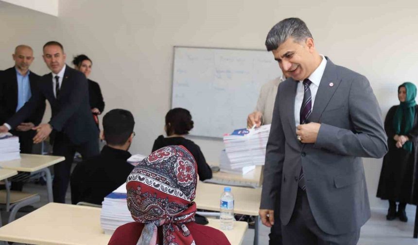 Akdeniz Belediyesi Gençlere Ücretsiz Kaynak Dağıttı