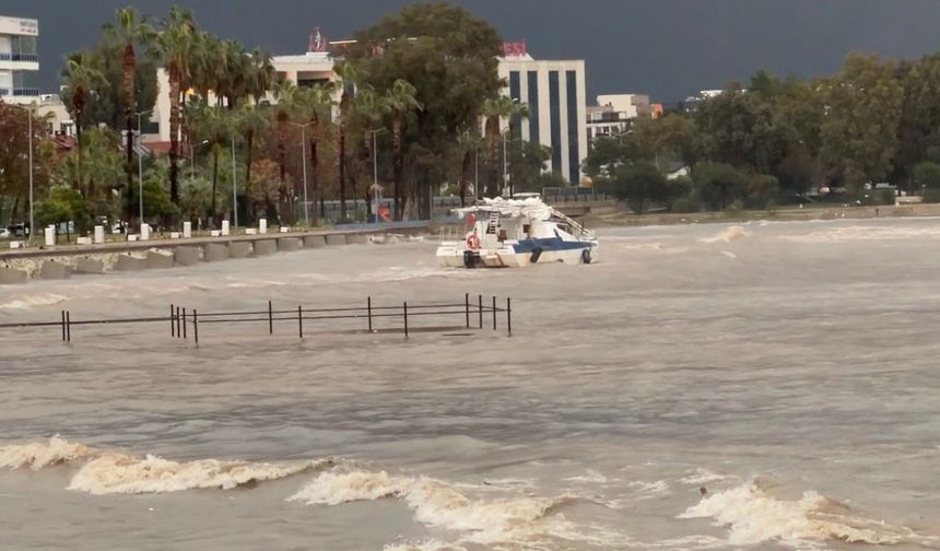 Antalya'da Şiddetli Fırtına ve Sağanak Alarmı