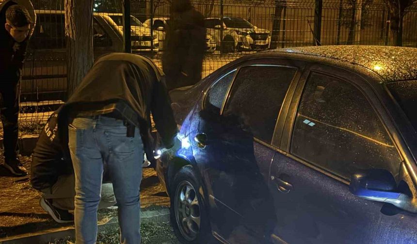 Aynı otoparktaki 5 otomobilin lastiğini kestiler