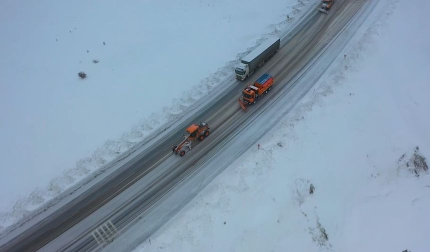 Doğu'da Kış Başladı: Karayolları Alarmda