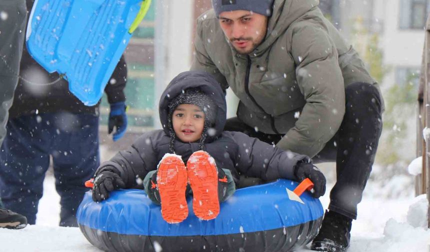 Beklenen Kar Geldi; Parklar Kayak Piste Döndü