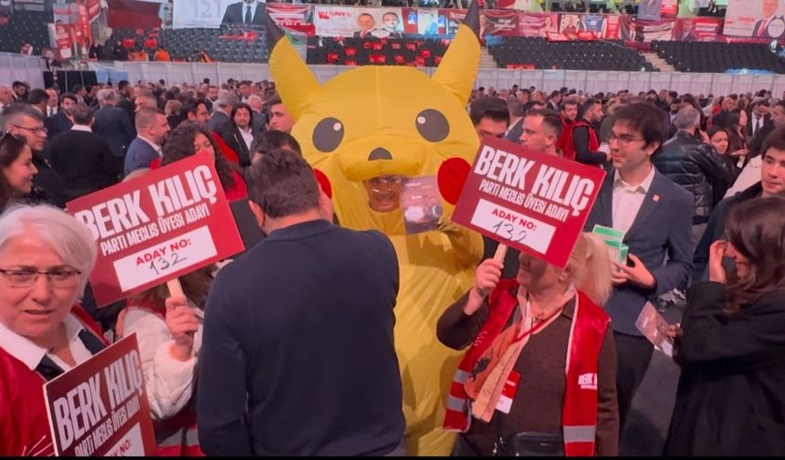 CHP Kurultayı’na bir kişi Pikachu kostümüyle katıldı