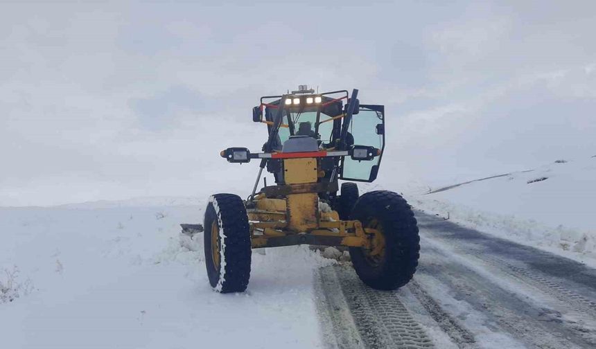 Eleşkirt’te Kar Engeli Kalktı: 10 Köy Yolu Açıldı