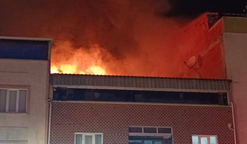 İki Katlı Evin Çatısı Alev Alev Yandı