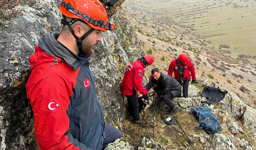 Keçiler Sarp Kayalıklarda Mahsur Kaldı