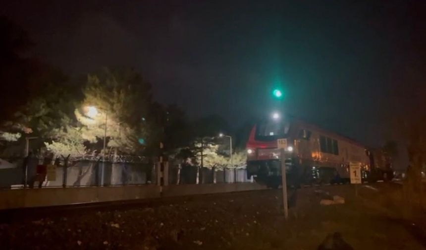 Lokomotifin çarptığı genç hayatını kaybetti