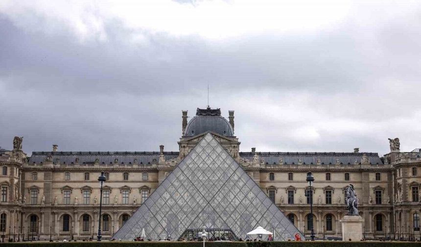 Louvre Müzesi'nde Su Baskını Nadir Kitapları Hasarladı