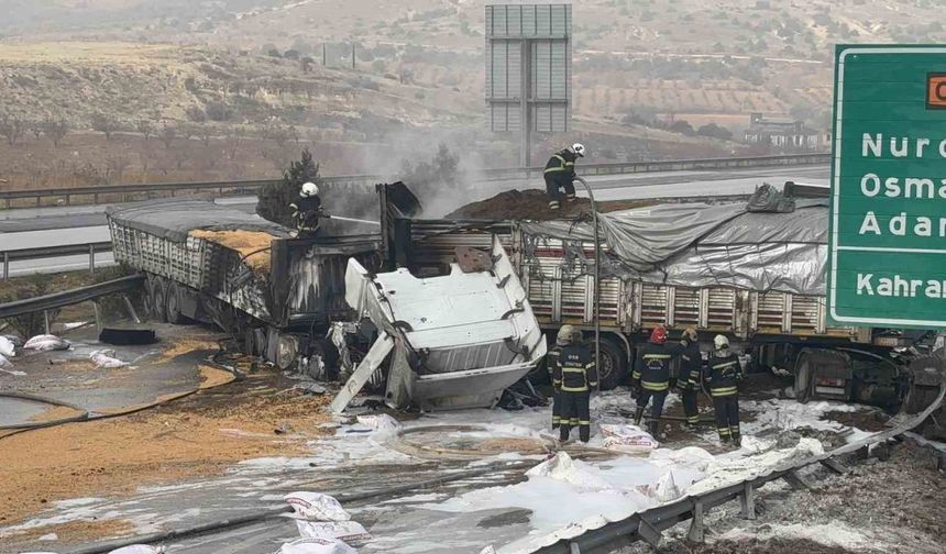Mısır, Un ve Gübre Yüklü TIR'lar Çarpıştı, Yangın Çıktı