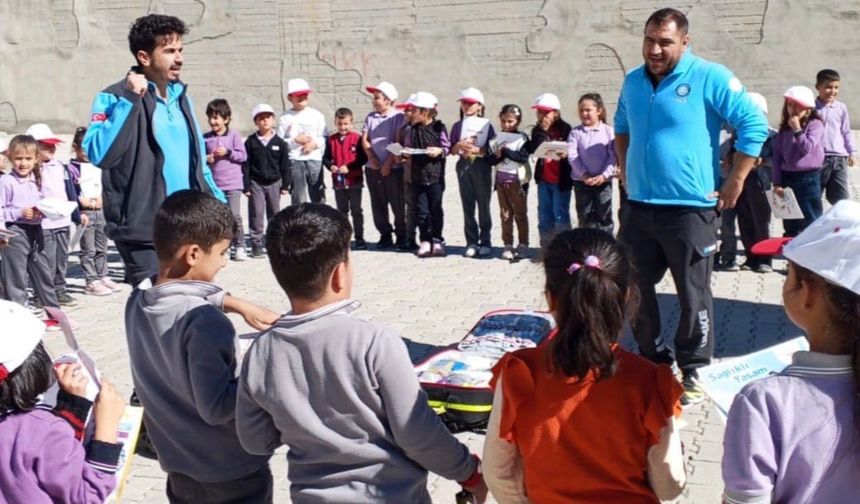 Sağlık Ordusu Ozan Köyü'nde Öğrencilerle