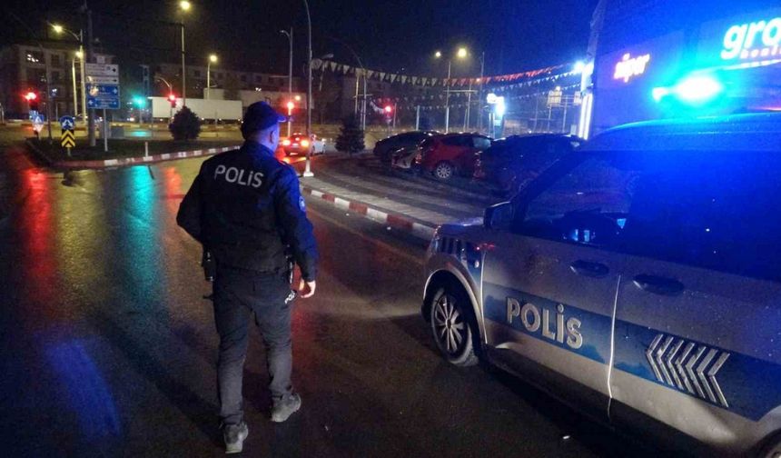 Vurulan Yaralıyı Sürükleyip Caddeye Attılar