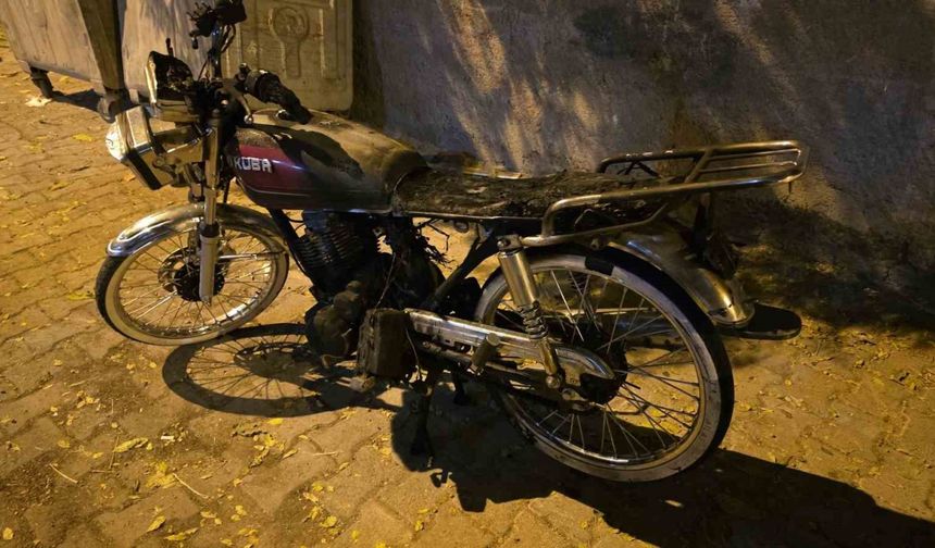 Siverek’te apartmanın girişine park edilen motosiklet yandı