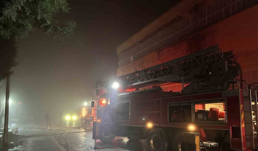 Uşak’ta poşet fabrikasında çıkan yangın söndürüldü