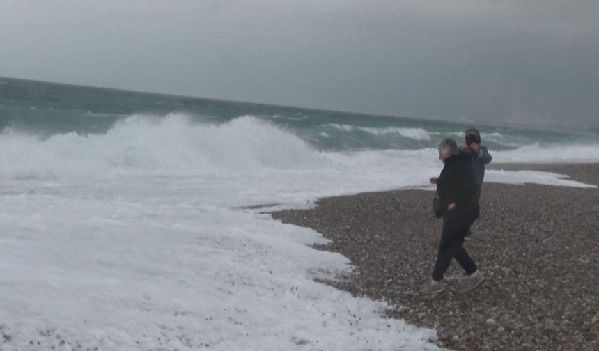Antalya'da Fırtına Görsel Şölen Yaşattı