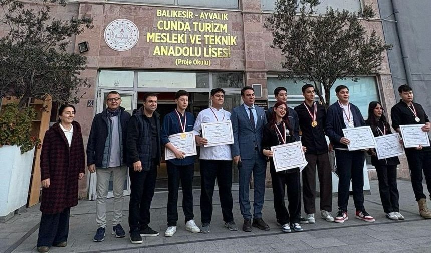 Ayvalıklı şef adayları İstanbul'dan 15 madalya ile döndü