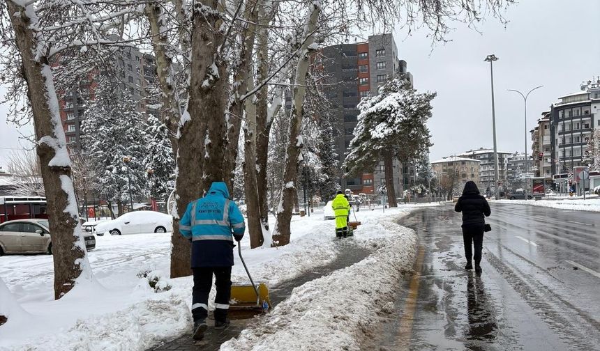 Büyükşehir’de Kaldırımlar Tek Tek Temizleniyor