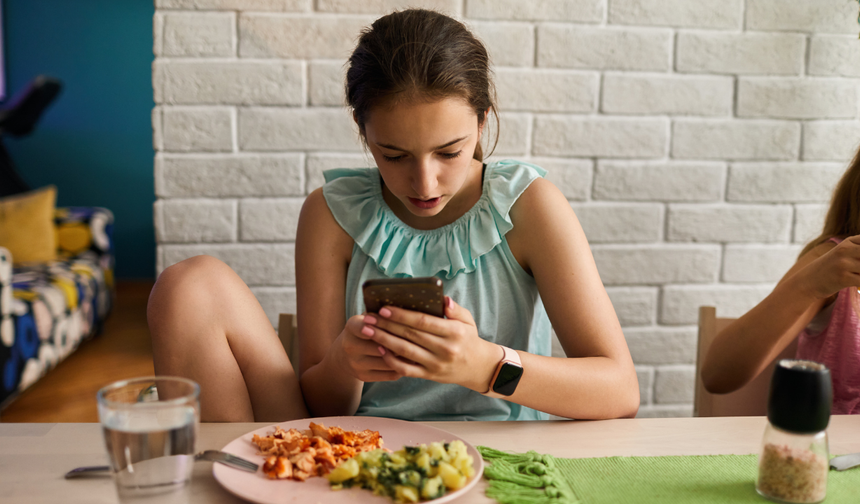 Dijital Ekranlar Çocuklarda Obezite ve Yeme Bozukluklarını Tetikliyor!
