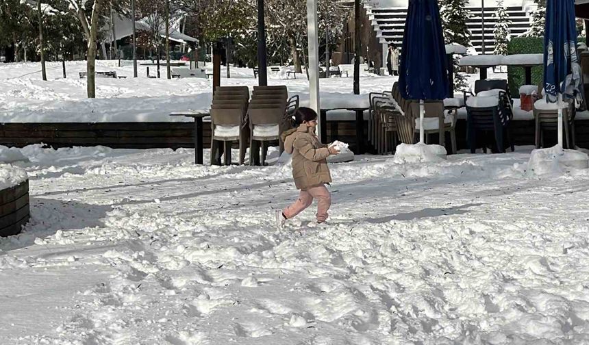 Düzceli Çocuklar Yeni Yılı Kar Topuyla Karşıladı