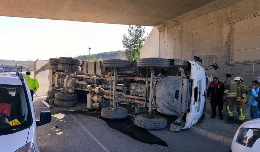 Hafriyat Kamyonu Devrildi: Sürücü Araçta Sıkıştı
