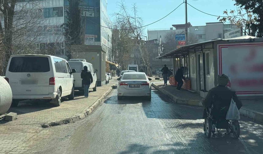 Kaldırımda Yer Yok! Engelliler Araçların Arasında Kaldı!