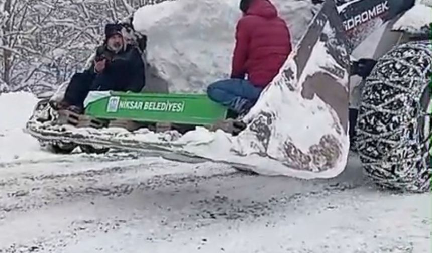 Kar nedeniyle yol kapandı, cenaze iş makinesiyle taşındı