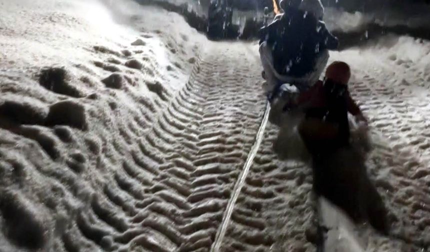 Kızakları Traktöre Bağladılar: Karın Tadını Böyle Çıkardılar