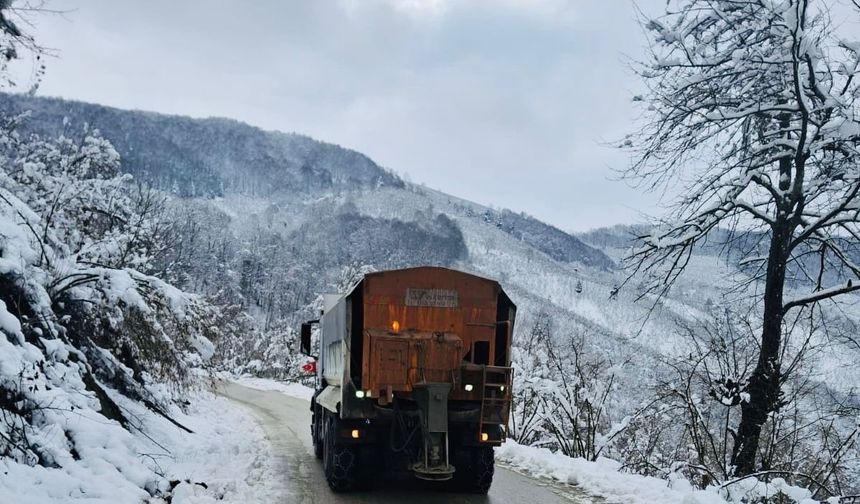 Köy yollarında tuzlama çalışmaları sürüyor