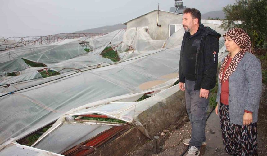 Kumluca'da Dev Hortum: Seralar Kağıt Gibi Dağıldı!