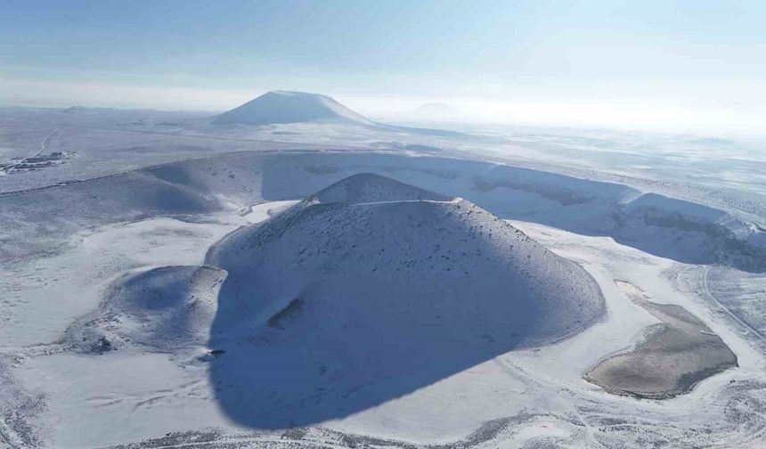 Meke Gölü Gelinliğini Giydi; Krater Gölü Büyülüyor