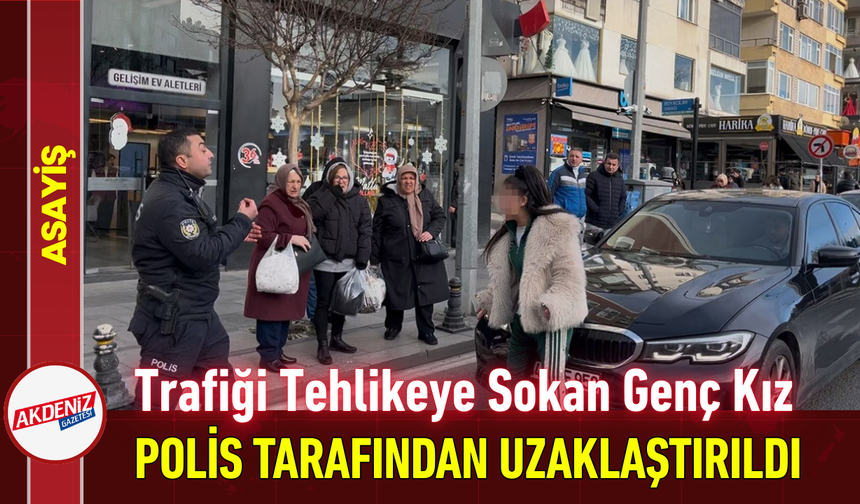 Trafiği Tehlikeye Sokan Genç Kız Polis Tarafından Uzaklaştırıldı!