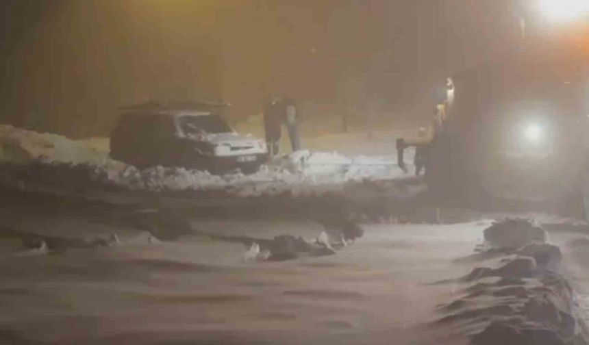 Yoğun kar yolu kapattı, ekipler mahsur kalan araca ulaştı