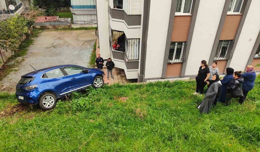 Fren Yerine Gaza Bastı, Araç Bahçeye Uçtu